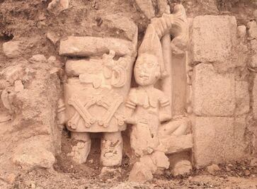 Un cautivo tomado por el cabello, la "otra" foto que difundió AMLO en redes