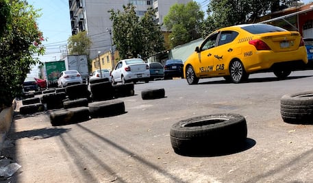 FOTOS: Franeleros, dueños de las calles; imponen su ley en colonias cerca del aeropuerto de la CDMX