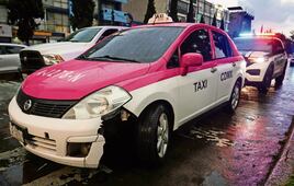 ¿Autoatropello? Taxista pasa por encima de un hombre que le habría brincado enfrente