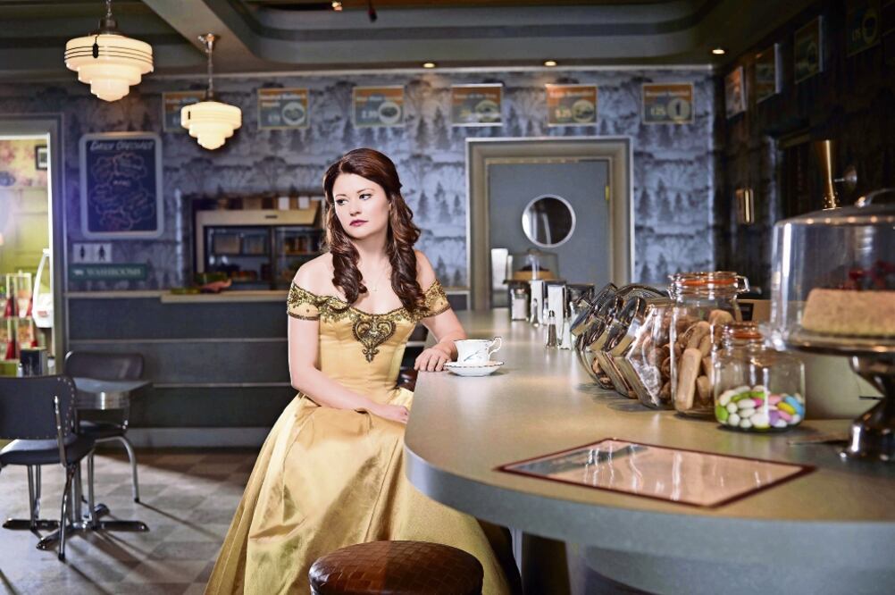 Emilie de Ravin personifica a Bella en la serie, quien dice, lucha y busca ayudar a los otros. (SONY)