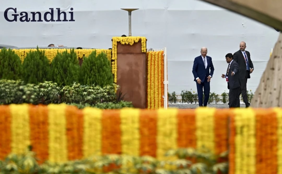 El presidente de Estados Unidos, Joe Biden, llega al Raj Ghat, un monumento a Gandhi, donde los líderes del G20 presentarían sus respetos, en Nueva Delhi, India, el domingo 10 de septiembre de 2023. Foto: AP