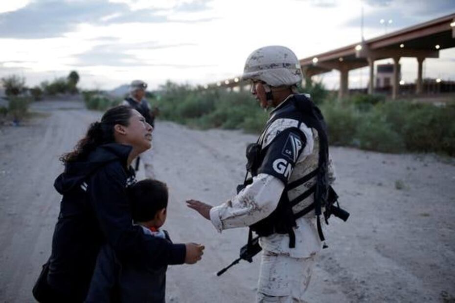 Migrante llora con su hijo ante Guardia Nacional; foto se hace viral