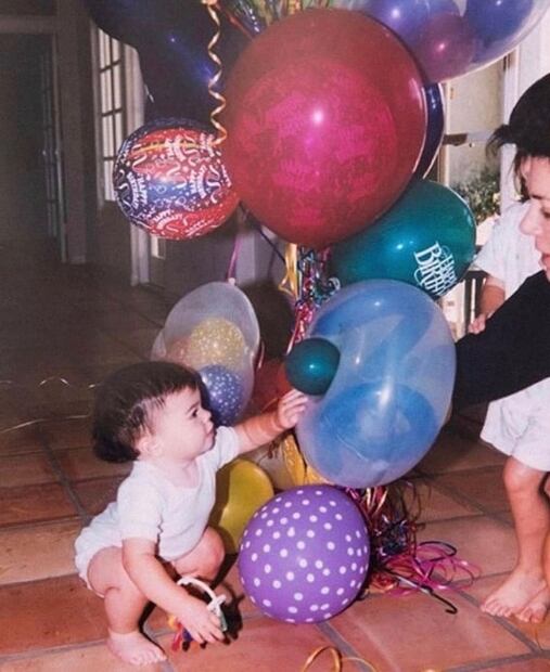 Kylie Jenner celebra su cumpleaños 25 con vestido semitransparente