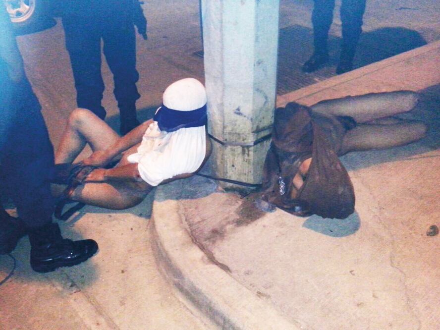 Los presuntos criminales fueron amarrados a un poste en las calles Laguna de Tamiahua con Lago Xaltocan, en el municipio de Santa Lucía del Camino. FOTO: ISMAEL GARCÍA. EL UNIVERSAL