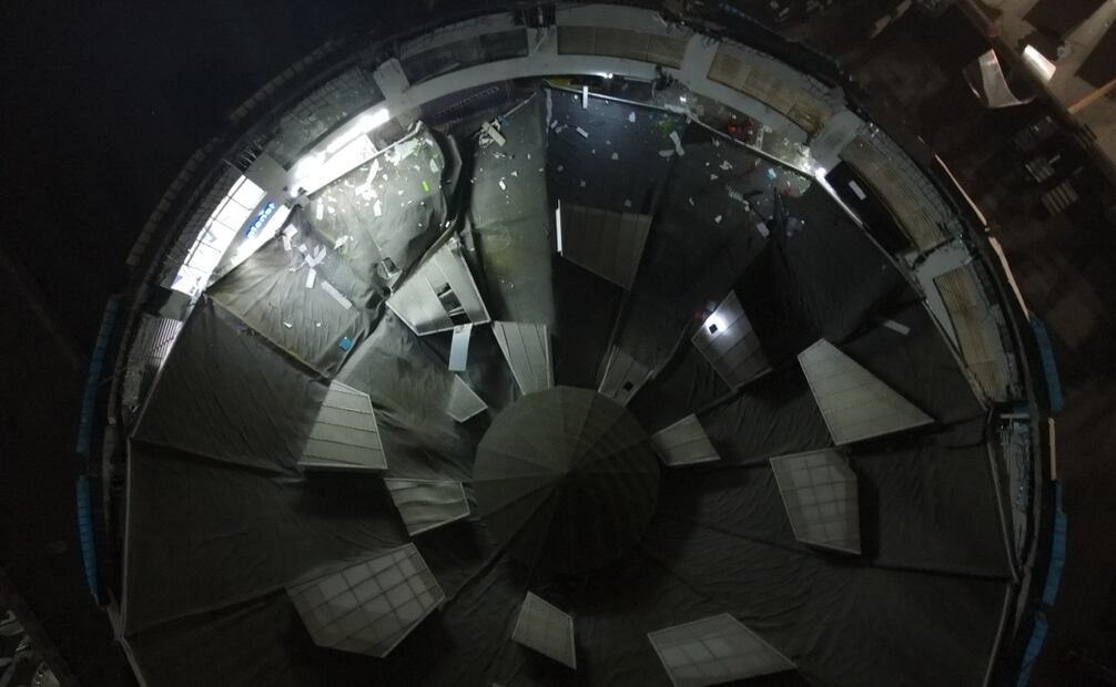 Fotografía aérea que muestra el techo de un centro comercial que se colapsó este sábado, en Trujillo (Perú). Foto: EFE