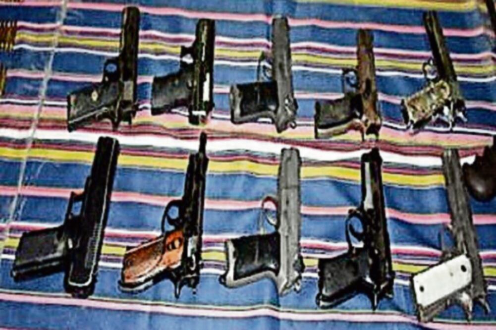Investigación. Autoridades aseguraron 14 armas cortas, una escopeta, 900 cartuchos de diversos calibres y dinero (ARCHIVO EL UNIVERSAL)
