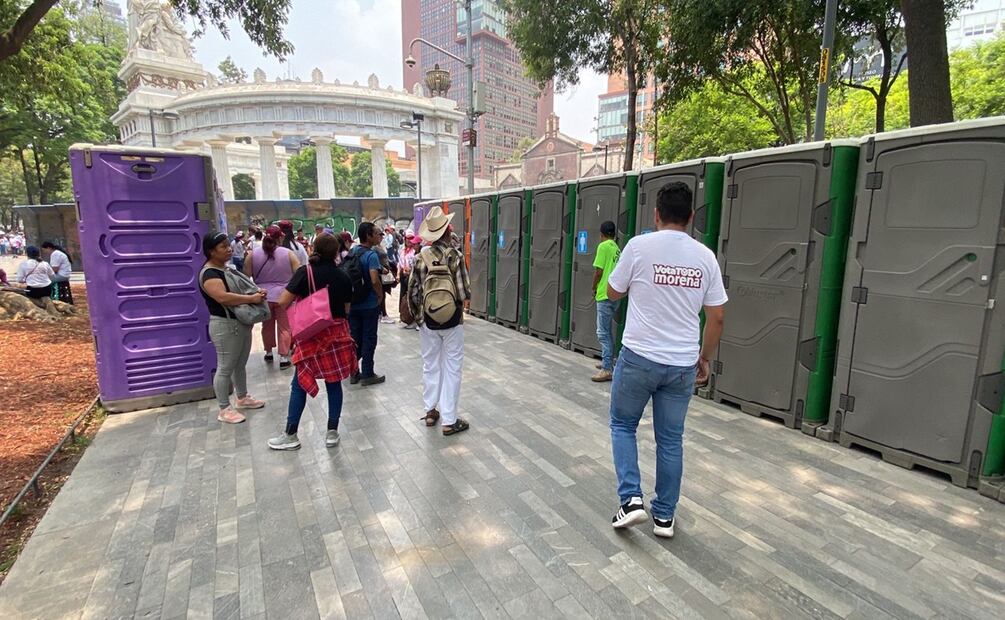 Alameda Central y Bellas Artes se convierten en mercado y baño público previo al cierre de campaña de Morena. Foto: Juan Carlos Williams
