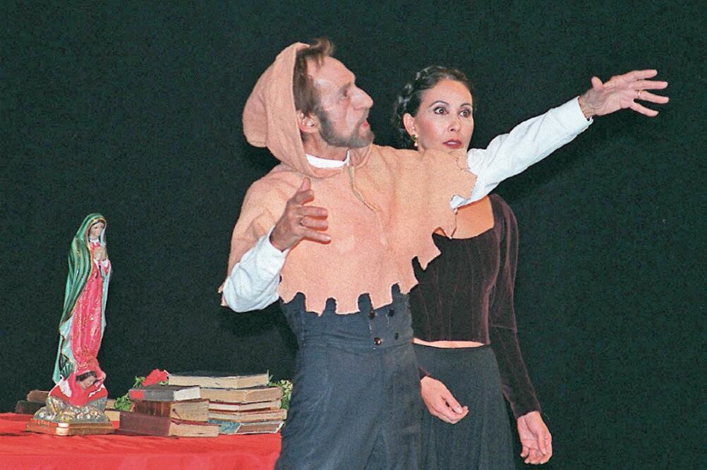 Homenaje. Una aparición del actor, al lado de Blanca Guerra, en honor a Hugo Argüelles, en el Palacio de Bellas Artes (ESPECIAL)