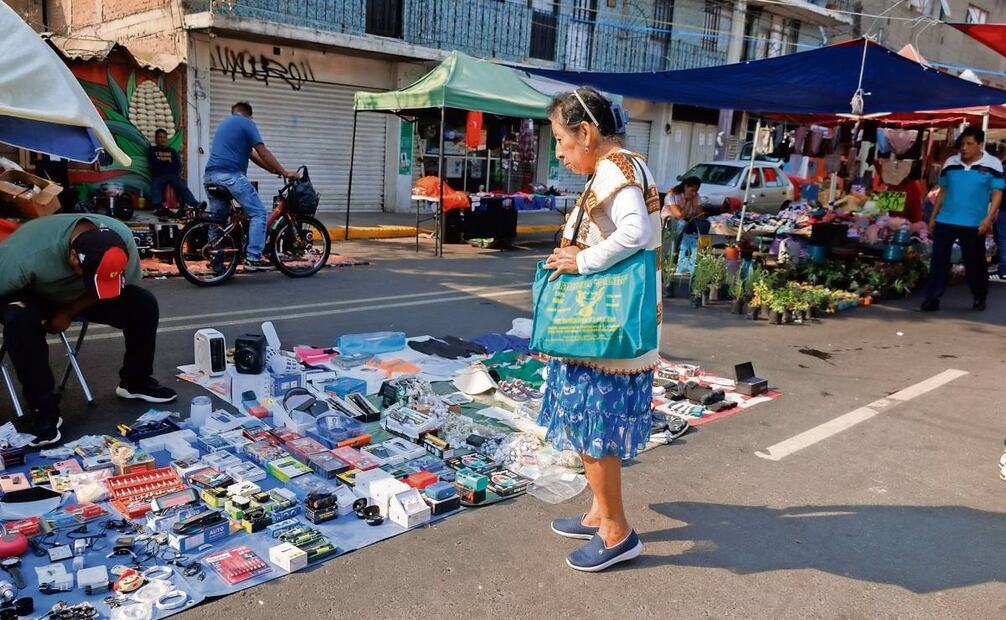 En casi todos los tianguis se multiplica la venta en el espacio público, porque la gente de las casas sale y oferta sus chácharas, dijo funcionario de Iztapalapa. Foto: Osmar Alvarado / EL UNIVERSAL