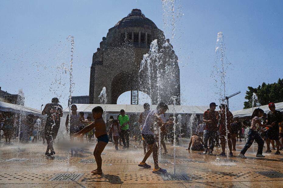 El Monumento a la Revolución se volvió un parque acuático, en donde las familias sacaron sus trajes de bajo, así como sándwiches y refrescos.