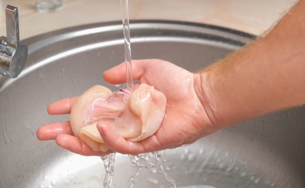 ¿Por qué no lavar el pollo crudo? Foto: iStock