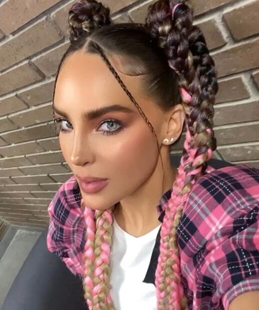 Belinda derrocha sensualidad con body transparente y pelo de colores