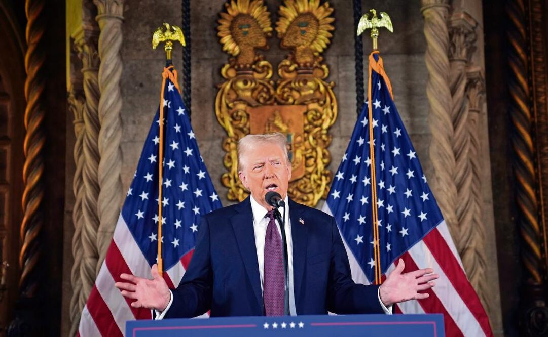 Donald Trump, presidente electo estadounidense, ayer en una conferencia de prensa en Mar-a-Lago, la primera desde que el Congreso certificó el lunes su triunfo en las elecciones de noviembre. Habló de inversiones, de su amenaza de aranceles a México y Canadá, y criticó la situación de violencia en nuestro país. Foto: Evan Vucci | AP (08/01/2025)