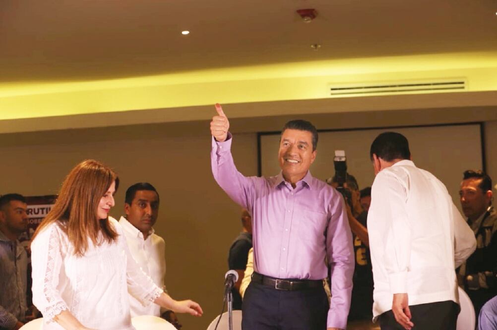 Rutilio Escandón Cadenas, quien contendió por la coalición Juntos Haremos Historia y fue el presidente del Poder Judicial en la administración del gobernador Manuel Velasco, se declaró ganador en un hotel de la capital. (MOYSÉS ZÚÑIGA. EL UNIVERSAL)