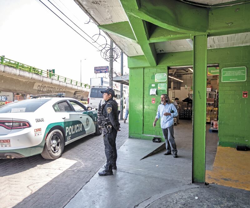 Reforzaron la seguridad en la tienda departamental ubicada en Eje 3 oriente y avenida Tasqueña tras ser atacada el miércoles por personas que sustrajeron electrónicos. Foto: GERMÁN ESPINOSA. EL UNIVERSAL