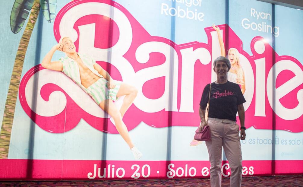 No sólo niñas, las personas adultas también han revivido su niñez y se han presentado a ver el live action de Margot Robbie.  / Foto: Gabriel Pano, EL UNIVERSAL. 
