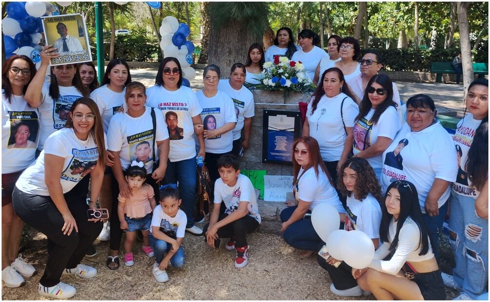 La placa actualmente lleva el nombre de los policías desaparecidos que son parte de la agrupación. Foto: Especial