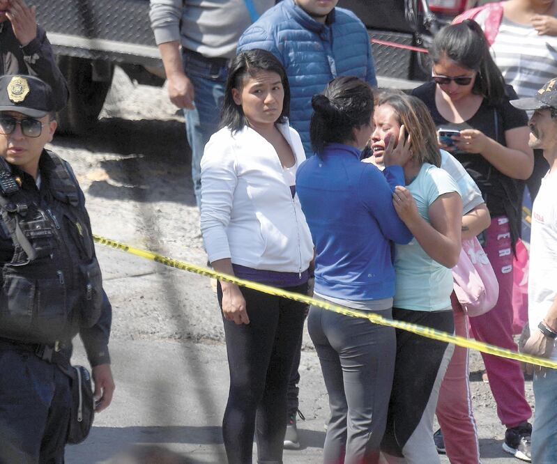 En Tlalpan, en la colonia San Andrés Totoltepec, una balacera en un autolavado dejó dos muertos y dos lesionados, quienes fueron trasladados en un Cóndor para su atención médica. Foto: ARMANDO MARTÍNEZ. EL UNIVERSAL