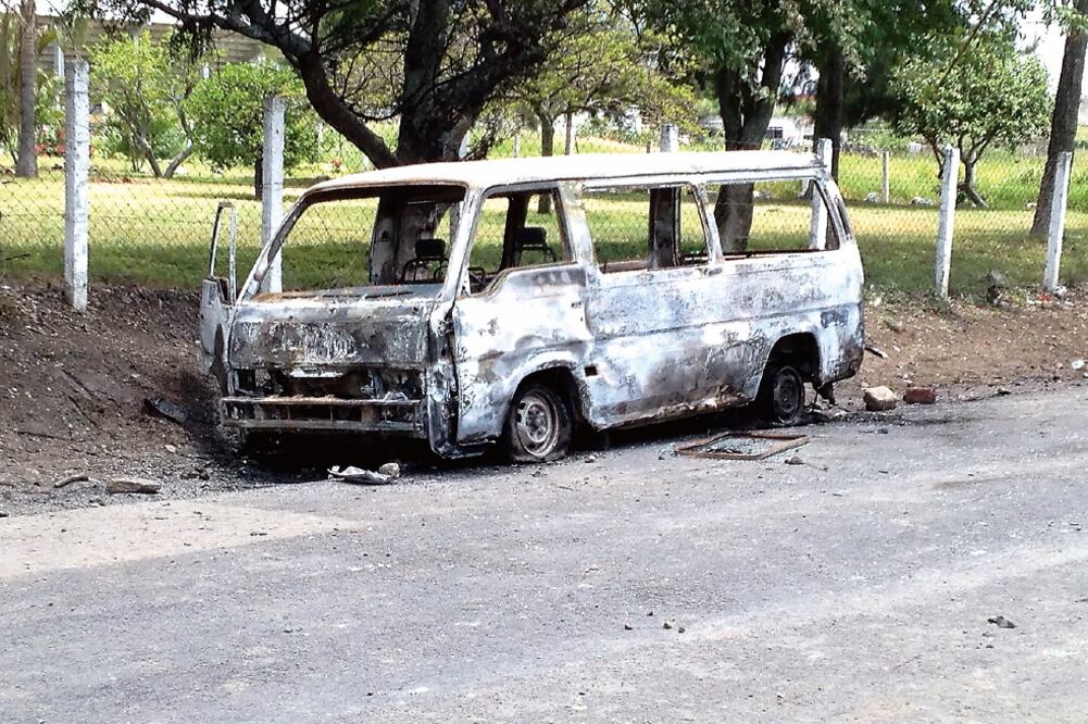 Entre los daños orginados por la gresca hay una combi incendiada, y de la cual no se pudo definir la ruta, así como un auto con impactos de bala (ESPECIAL)