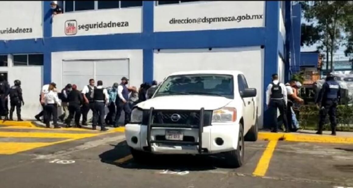 Captan enfrentamiento entre policías y mototaxistas por accidente de tránsito en Neza