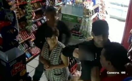 VIDEO: "Es la última llamada perros", captan a extorsionadores detonando sus armas en tienda de abarrotes en Iztapalapa