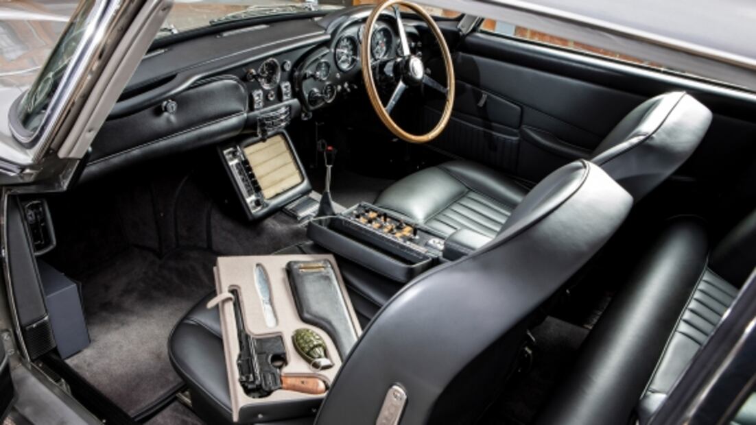 Auto original de James Bond alcanza los 6 MDD en subasta