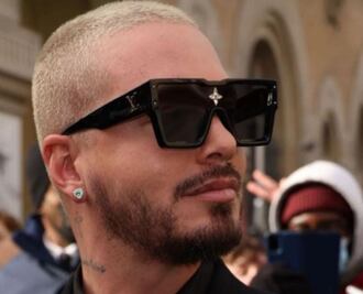 J Balvin viste falda en desfile Louis Vuitton y se ve increíble