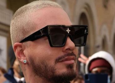 J Balvin viste falda en desfile Louis Vuitton y se ve increíble