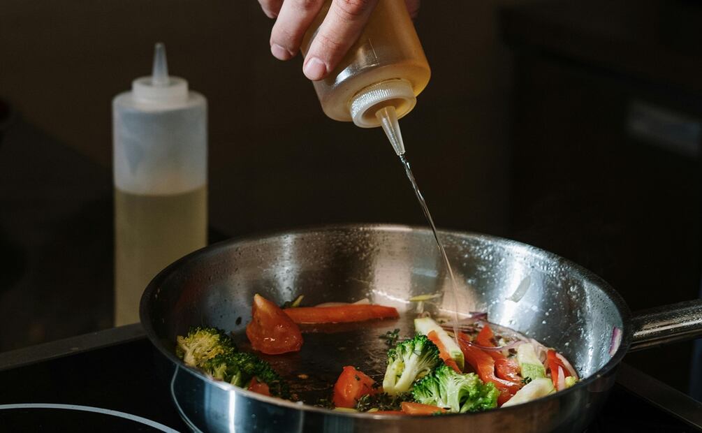 Esto pasa si calientas aceite de oliva. Foto: Pexels