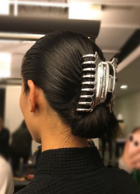 El regreso de los accesorios noventeros para tu cabello