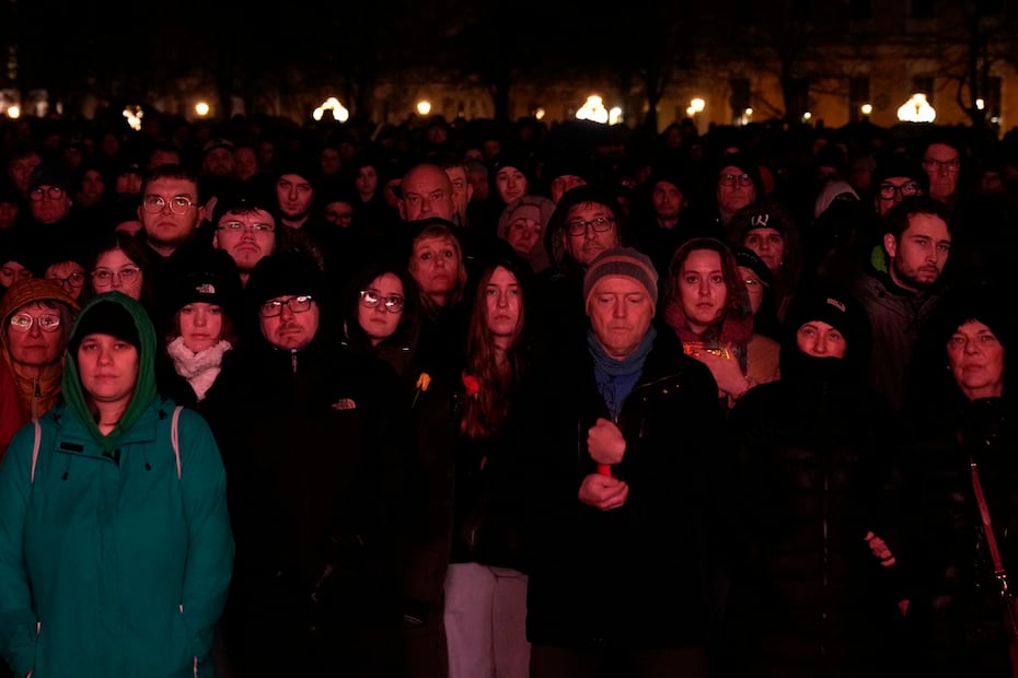 La gente afuera de la Catedral de Magdeburgo sigue un servicio conmemorativo para las víctimas del ataque al mercado navideño del viernes, donde un automóvil atropelló a una multitud, en Magdeburgo. Foto: AP
