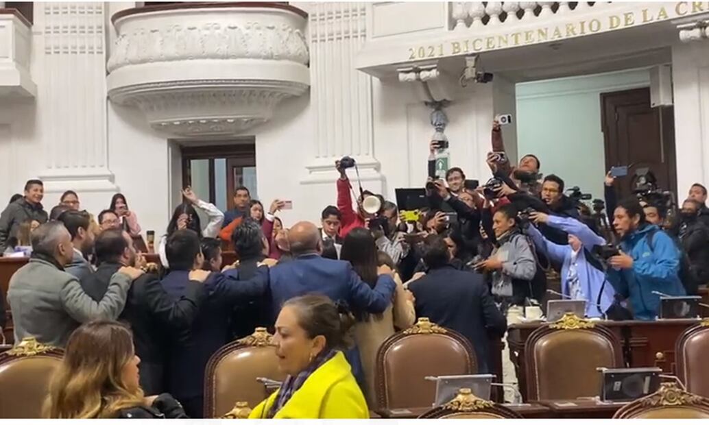 Hasta con selfie los diputados de oposición“celebran” su llegada al pleno. FOTO: Omar Díaz/ EL UNIVERSAL/
