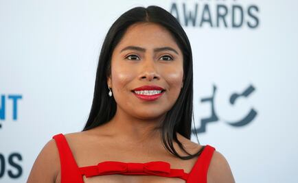 Yalitza Aparicio modela en el Monumento a la Revolución
