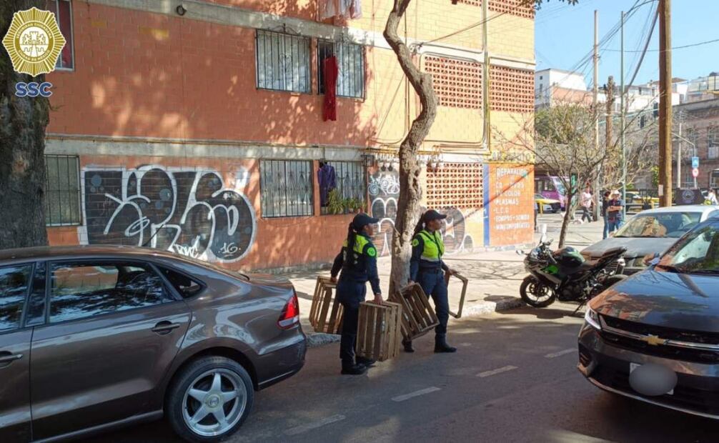 Elementos de seguridad retiran objetos que obstaculicen el libre paso de la vialidad (22/04/2025). Foto: Especial