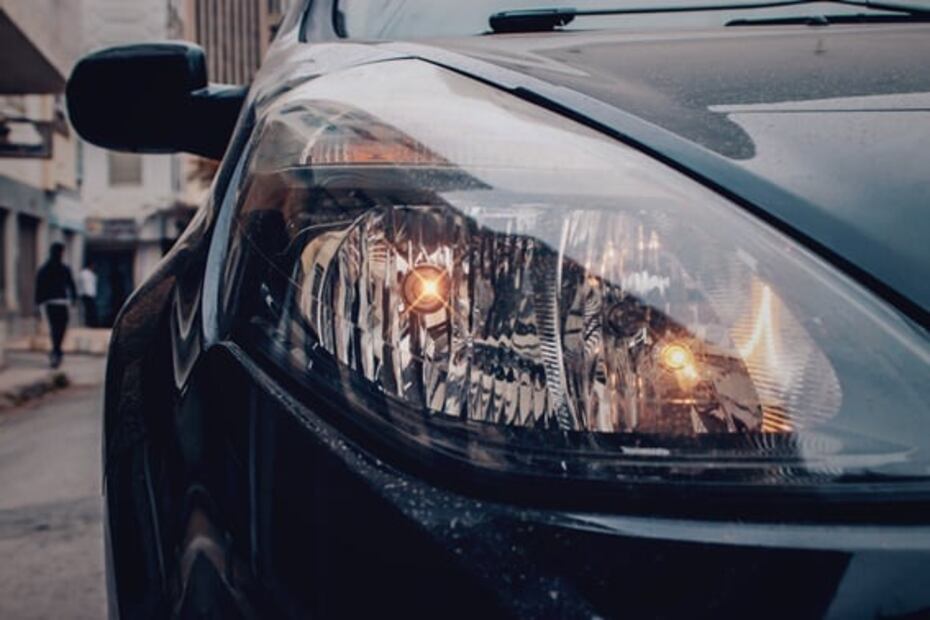 Esta es la forma correcta de pulir los faros del auto