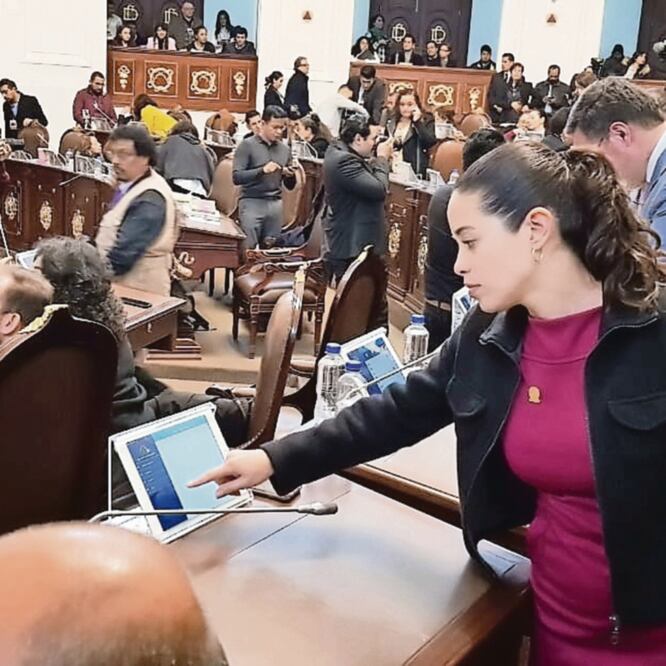 Durante la sesión ordinaria de ayer los legisladores se encontraban listos para emitir sus votos en la aprobación de un dictamen en materia de transparencia; sin embargo, el sistema electrónico de votación tardó en abrir en sus tabletas. SANDRA HERNÁNDEZ