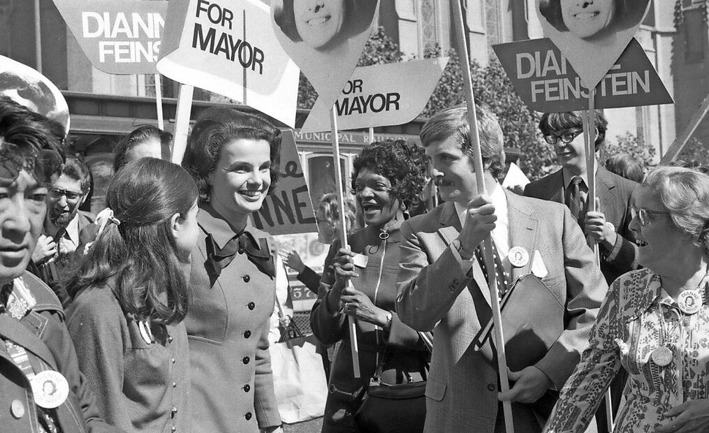 La entonces supervisora Dianne Feinstein saluda a sus partidarios mientras se postula para alcaldesa de San Francisco, el 6 de octubre de 1971. Foto: Duke Downey | AP
