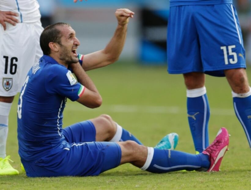 Giorgio Chiellini se disculpa con Luis Suárez