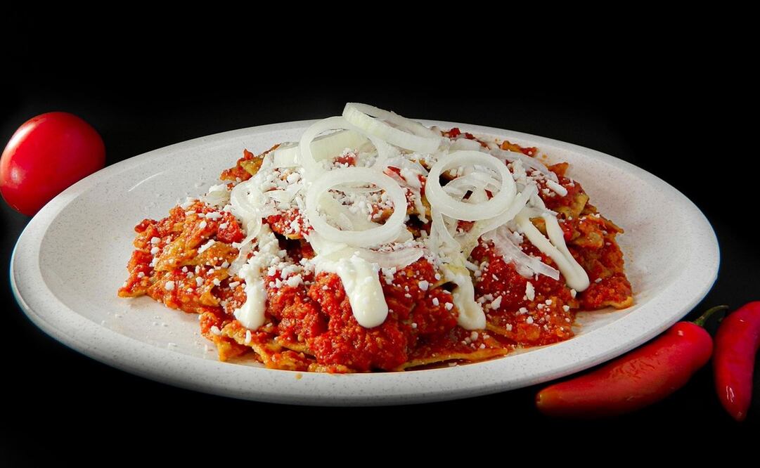Los chilaquiles rojos son un platillo muy versátil que se puede desayunar, comer o cenar. Foto: Unsplash