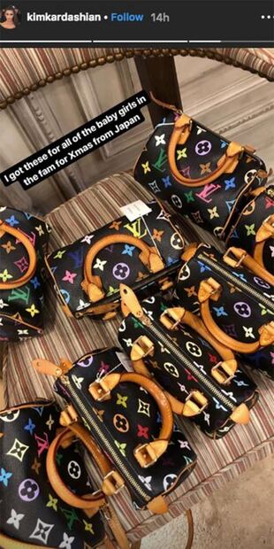 Kim Kardashian regala mini bolsas Louis Vuitton a todas las niñas de su familia