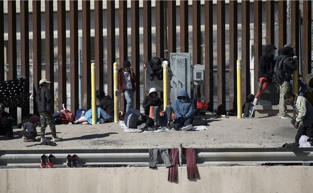 Migrantes aguardan en la frontera entre México y Estados Unidos, en Ciudad Juárez. FOTO: AP
