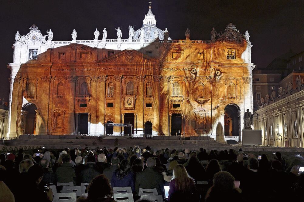 La foto de un león es proyectada en la Basílica de San Pedro, como parte de un esfuerzo para llamar la atención sobre los efectos del cambio climático (STEFANO RELLANDINI. REUTERS)