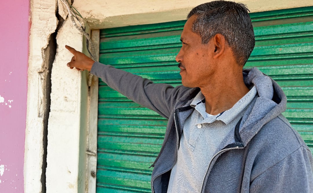 Miguel Perea indica que a su casa ya no puede entrar, pues entregó las llaves a la SICT, que prometió indemnizarlo. Foto: Arturo Contreras / EL UNIVERSAL