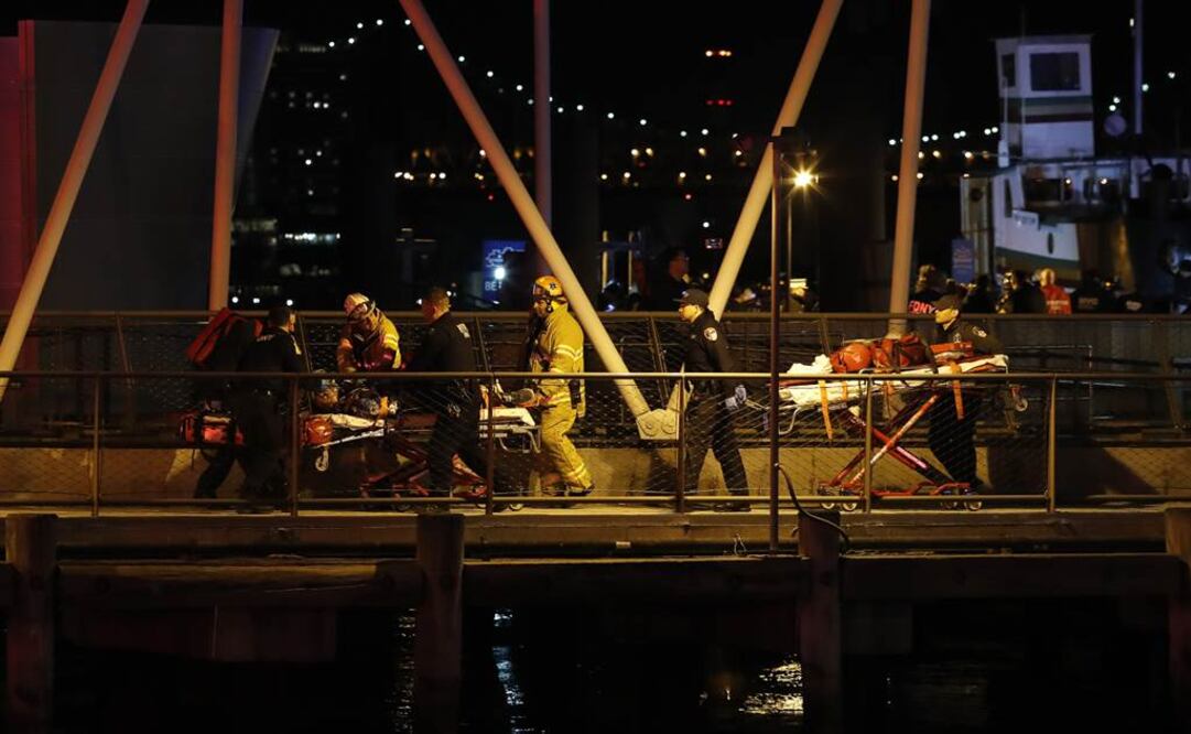 Una víctima de un accidente de un helicóptero es transportada por oficiales del Departamento de Bomberos en la terminal de Ferry de la Calle 34, en Manhattan, Nueva York. Foto: Xinhua