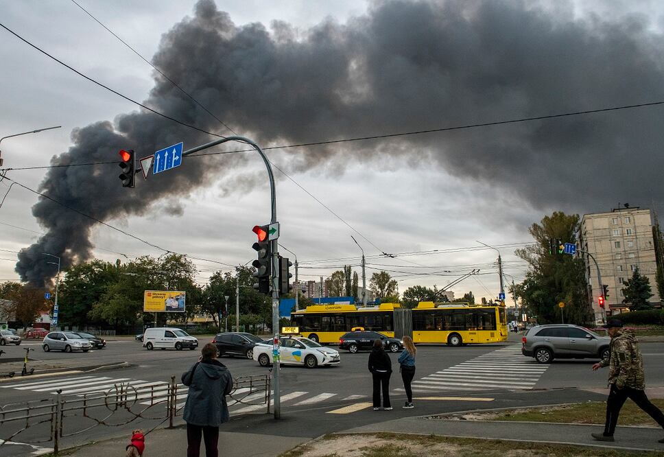 El presidente ucraniano, Volodímir Zelensky, instó a Europa y a EU a pasar de las palabras sobre nuevas sanciones a Rusia a "acciones contundentes". En la imagen, se eleva una columna de humo tras el ataque un ruso en septiembre pasado. Foto: EFE