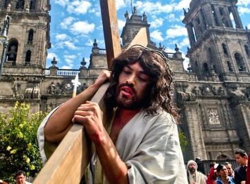 Alistan viacrucis en Zócalo capitalino