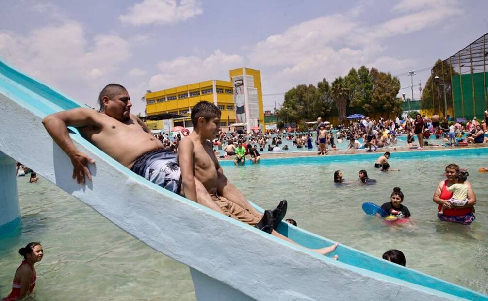 Así disfrutan del Sábado de Gloria en el Balneario de Pantitlán, alcaldía Venustiano Carranza, CDMX. Foto: Germán Espinosa/ EL UNIVERSAL