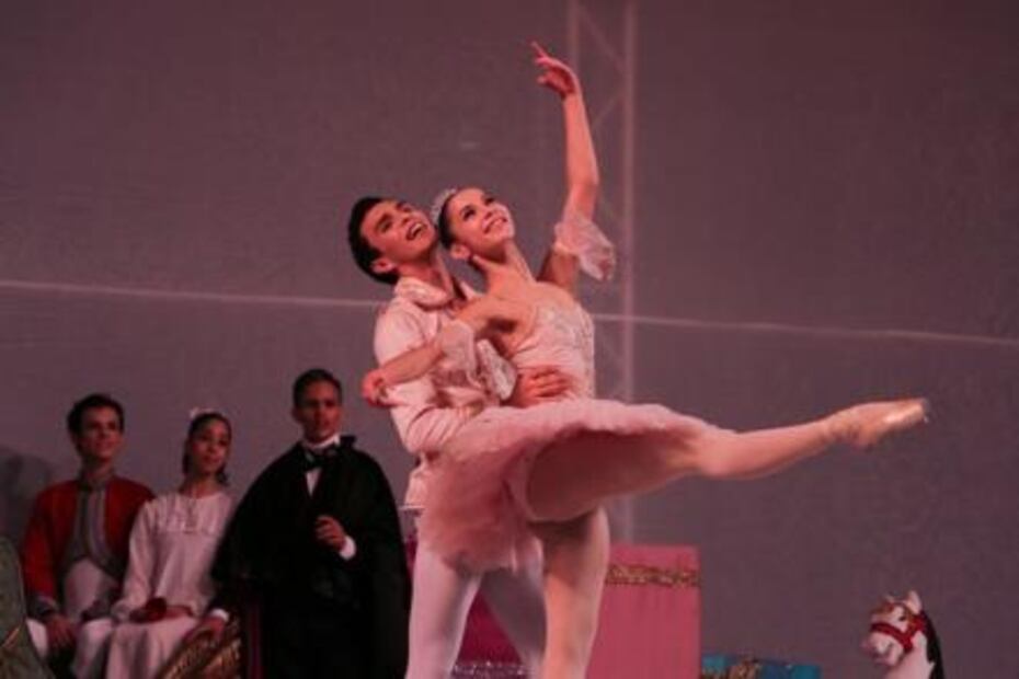 Participan más de 17 mil personas en encendido de pino navideño en NL