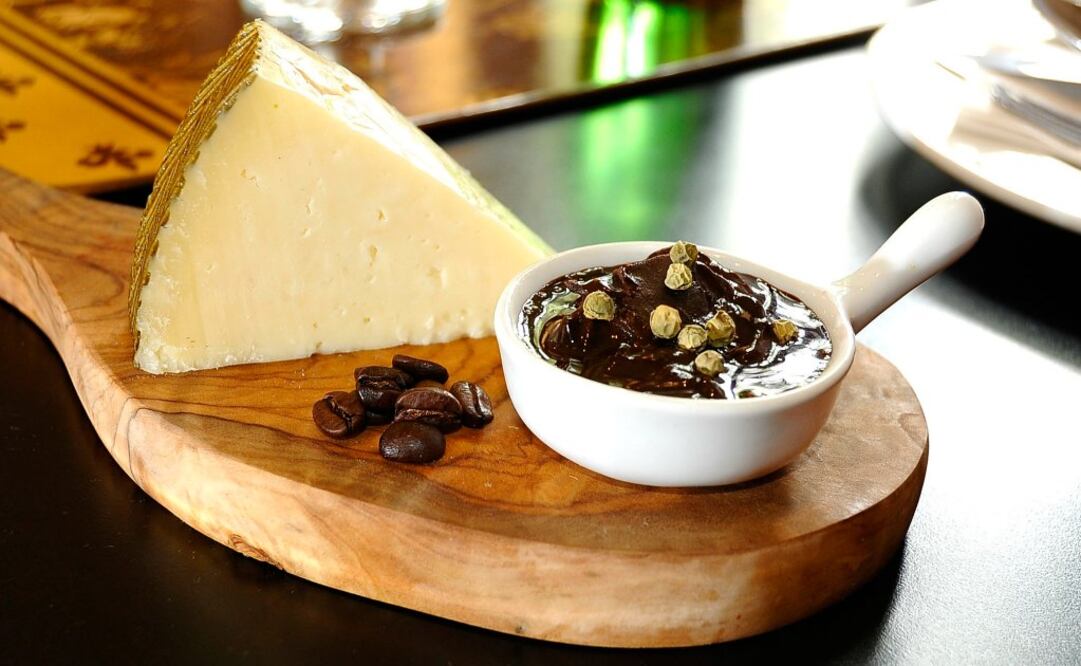 Disfruta de un buen queso acompañado del mejor mezcal