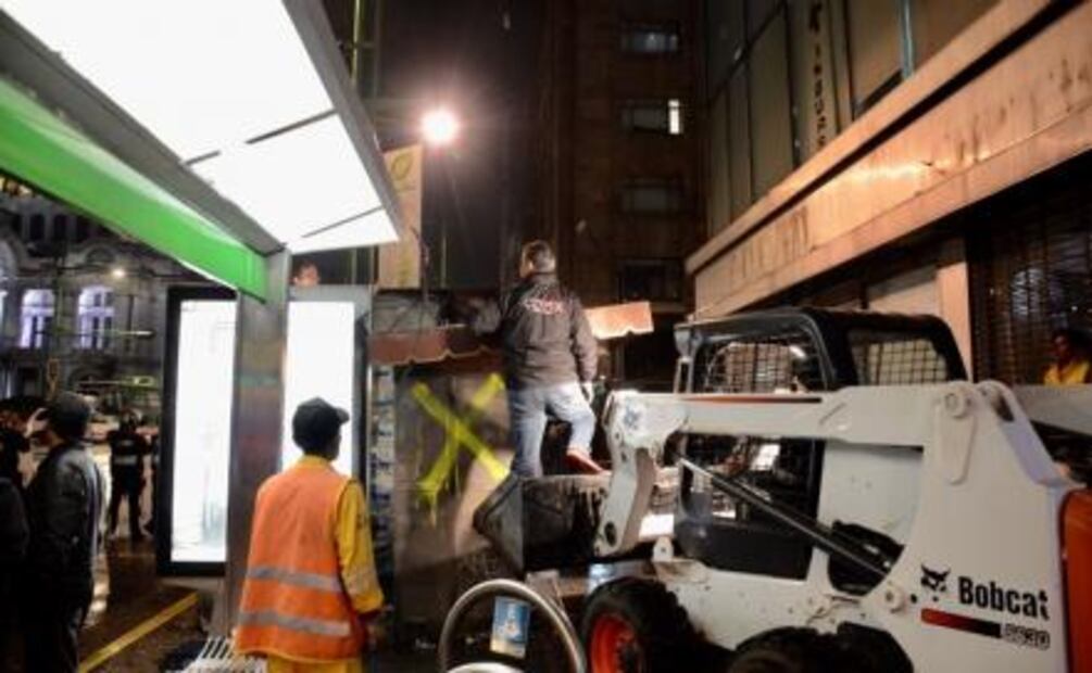 Retiran puestos ambulantes de Eje Central 